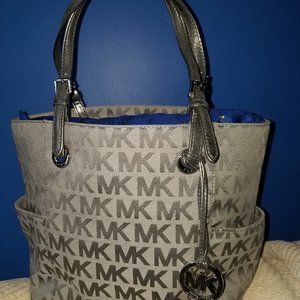 MICHAEL KORS SIGNATURE JET SET CARRYALLTRAVEL TOTE